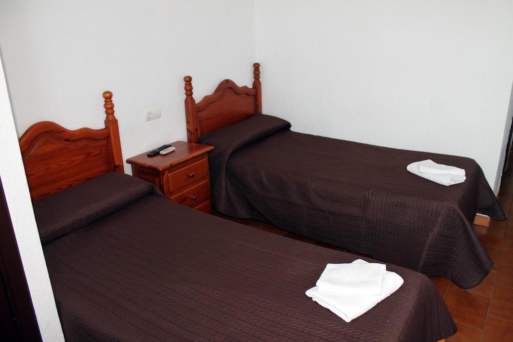 Hostal Montilla Sotogrande Torreguadiaro Extérieur photo